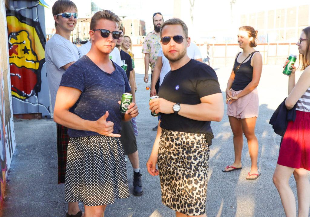 Mænd i nederdele fester på Odense Havn